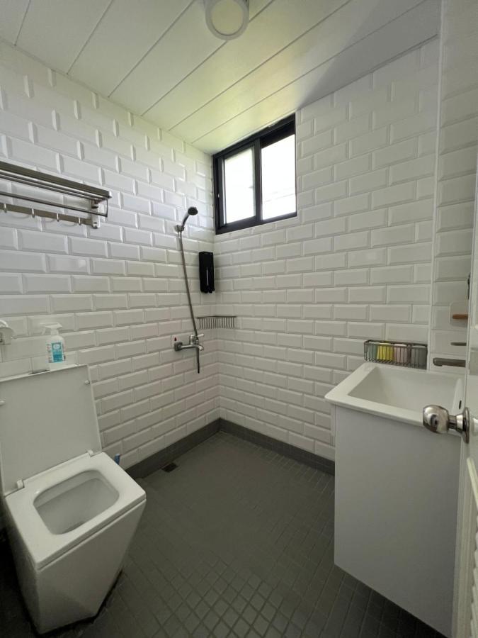 Back To Real Hostel T'ai-tung Exteriör bild