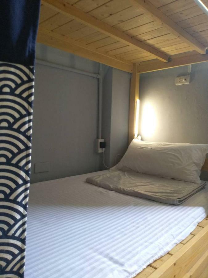 Back To Real Hostel T'ai-tung Exteriör bild